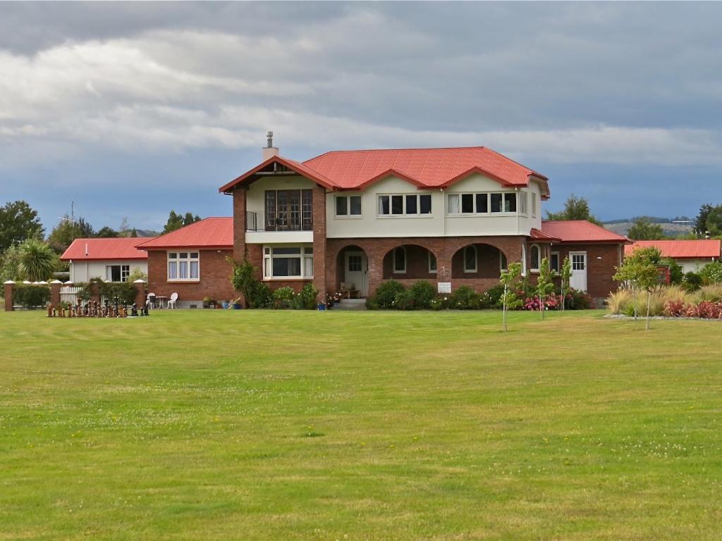 Kebun di luar Te Anau Lodge