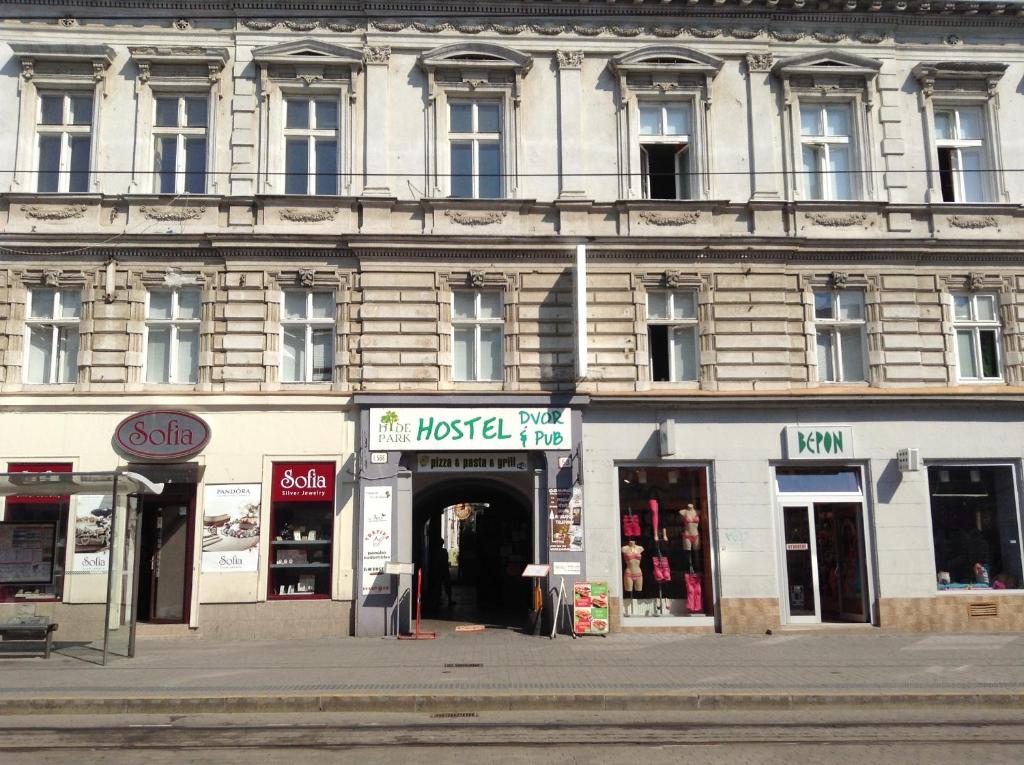 een groot wit gebouw met winkels ervoor bij Hyde Park Hostel in Bratislava