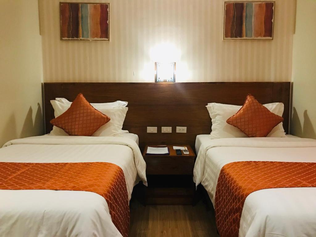 Kama o mga kama sa kuwarto sa Coron Soleil Express Hotel