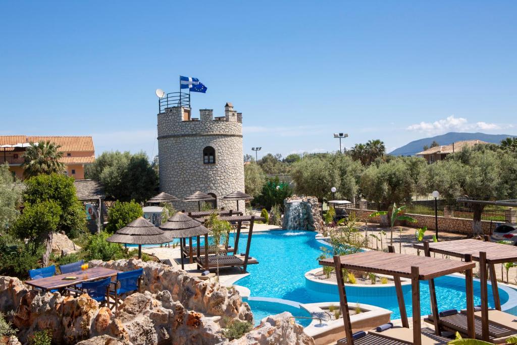 uma piscina num resort com uma torre em Villa Elia Resort em Lefkada Town