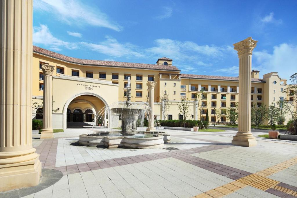 un grande edificio con fontana nel cortile di Hanwha Resort Seorak Sorano a Sokcho