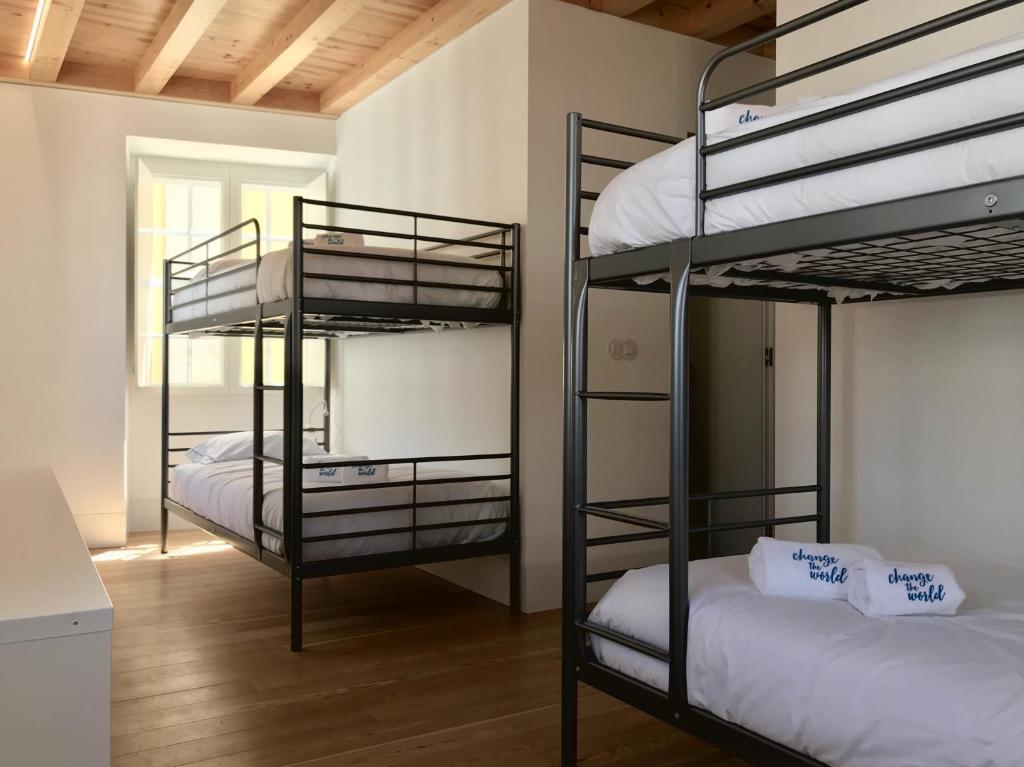 سرير أو أسرّة في غرفة في Change The World Hostels - Coimbra - Almedina