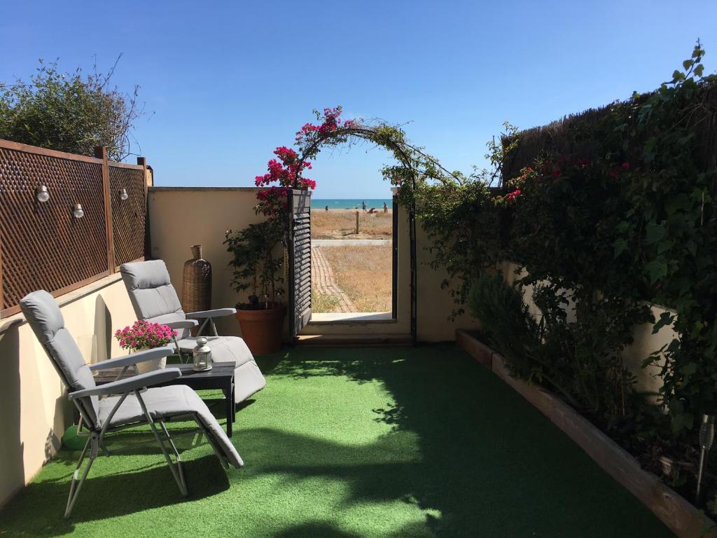 מרפסת או טרסה ב-Beach flat with garden