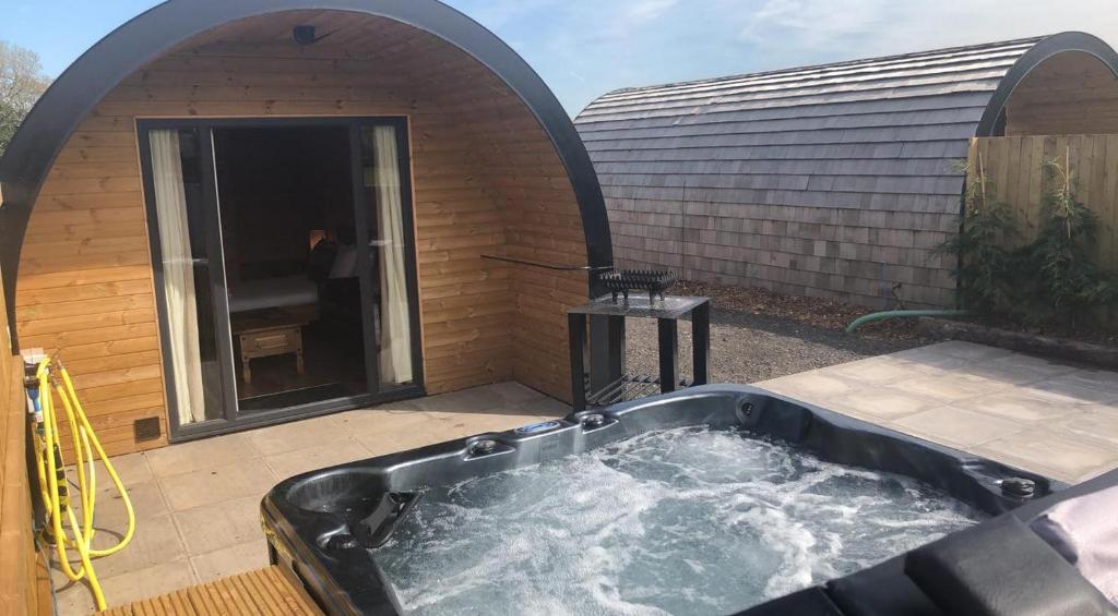 - un bain à remous dans l'arrière-cour d'une maison dans l'établissement Superior Glamping Pod with Hot Tub, à Frodsham