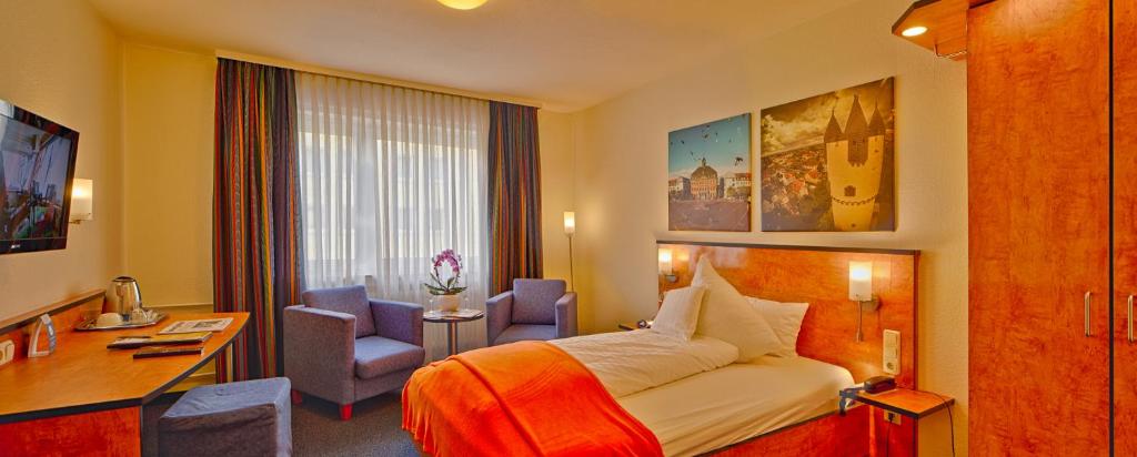 Trip Inn Hotel Zum Riesen Hanau में टेलीविजन और/या मनोरंजन केंद्र