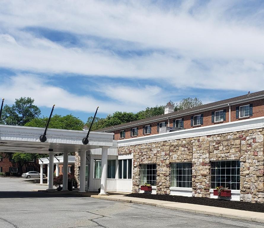 un bâtiment en briques avec un parking en face de celui-ci dans l'établissement Heritage Hotel Lancaster, à Lancaster