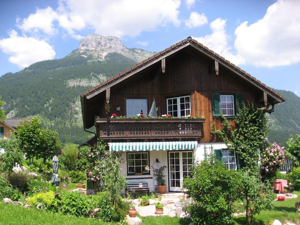 una casa con una montagna sullo sfondo di Villa Laske ad Altaussee