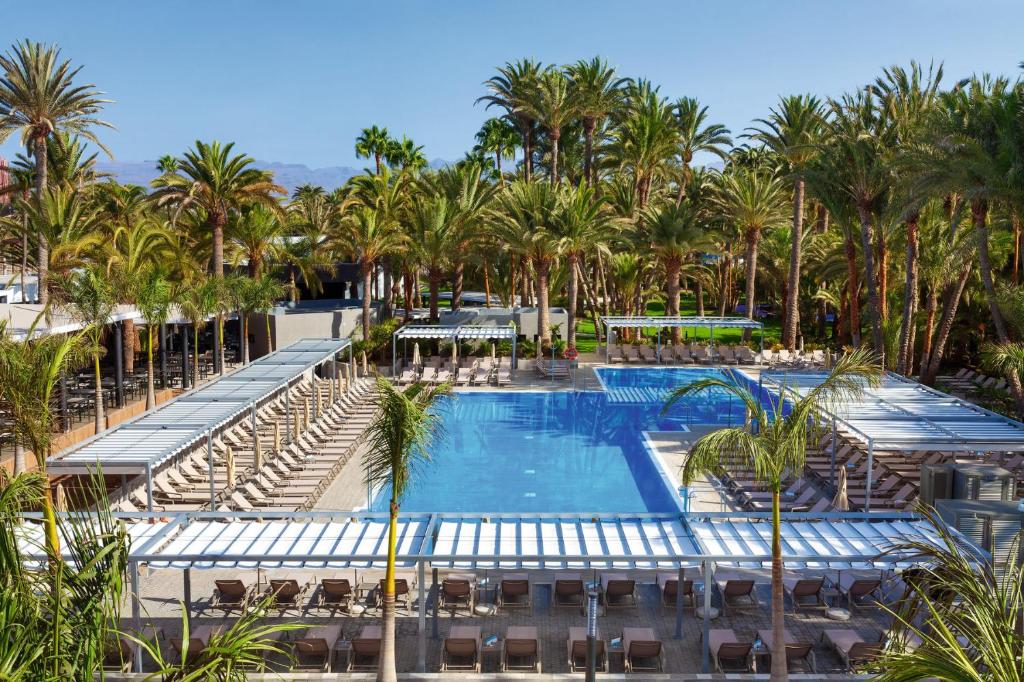 The swimming pool at or close to Hotel Riu Palace Oasis