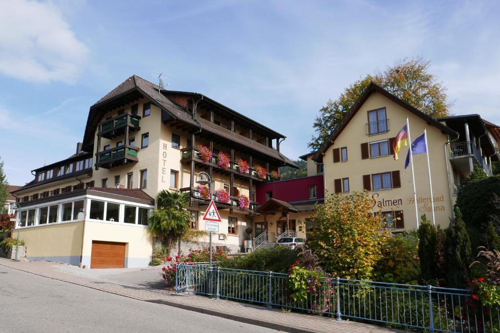 een gebouw met balkons aan de straatkant bij Landhotel Salmen in Oberkirch