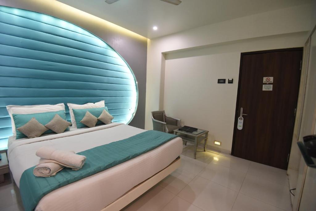 Tempat tidur dalam kamar di VITS Sharanam, Thane