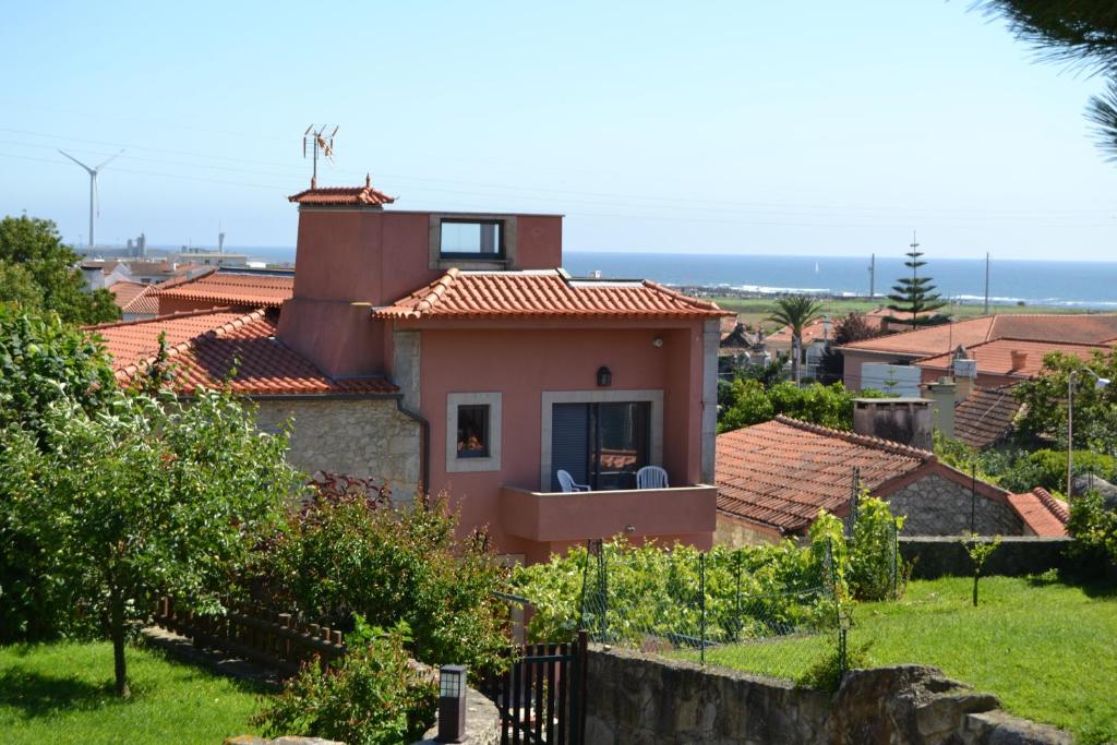 Cette petite maison offre une vue sur l'océan. dans l'établissement Quinta do Real - Casa de Campo, à Viana do Castelo