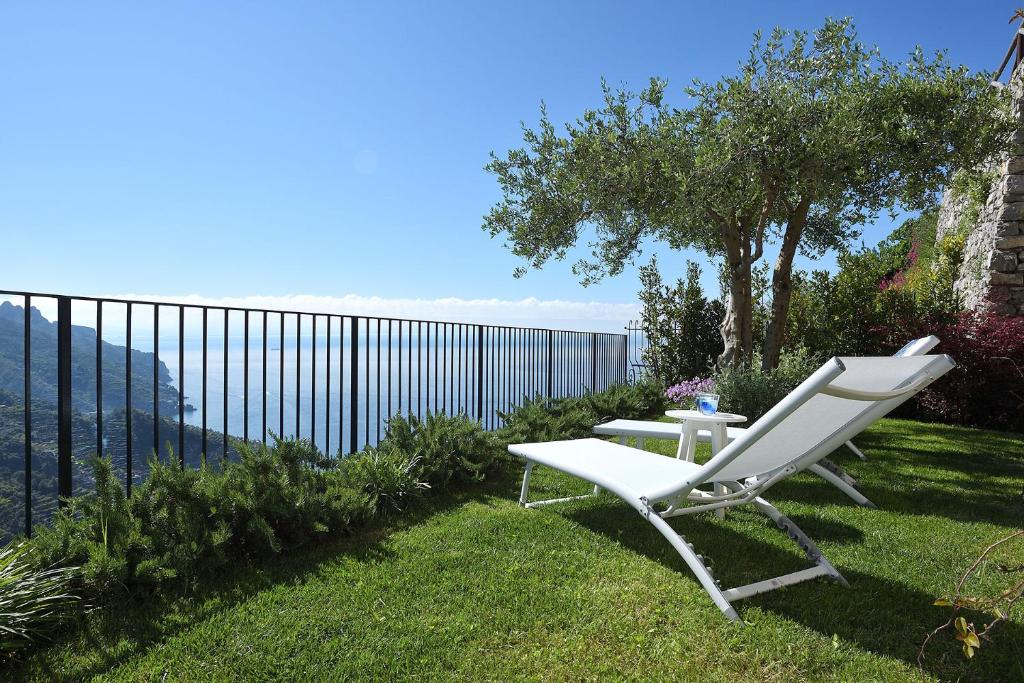 une chaise blanche et une table en gazon dans l'établissement Villa Gelsomina, à Ravello