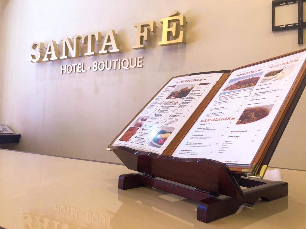 Santa Fe Hotel Boutique في تاباتشولا: قائمة طعام على طاولة في مطعم