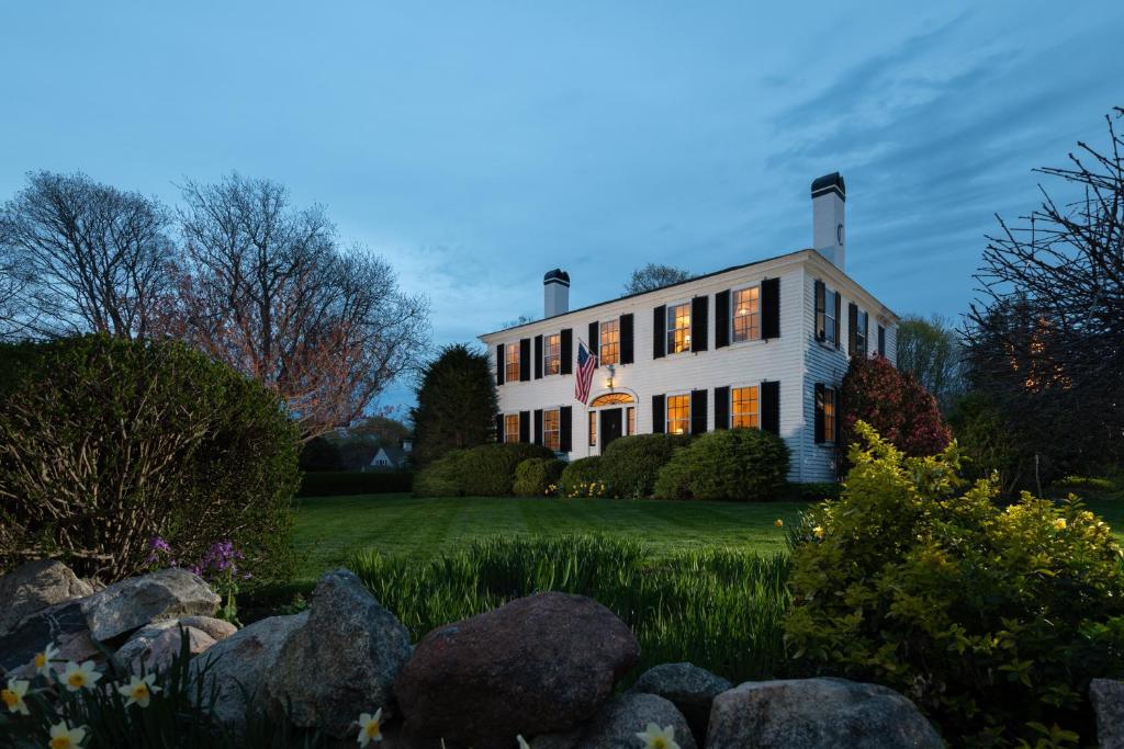 Un jardín fuera de Candleberry Inn on Cape Cod