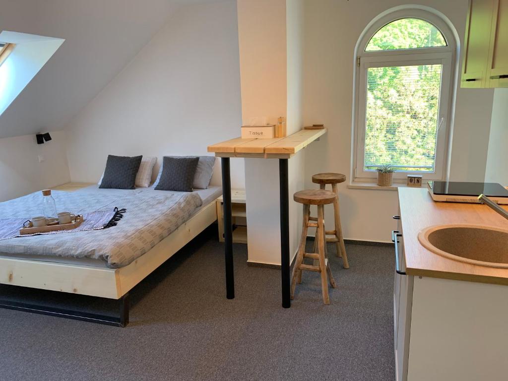 En eller flere senge i et værelse på Treehouse Apartments