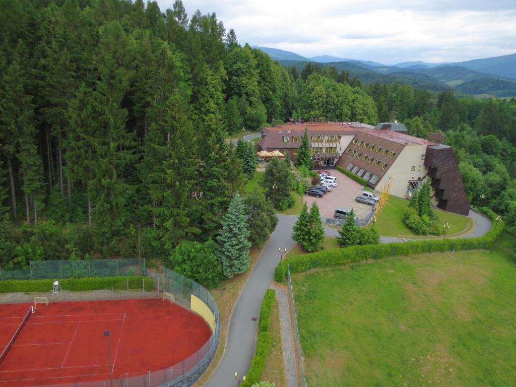 vista aerea di un edificio e di un campo da tennis di Wellness Hotel Diana a Velké Losiny