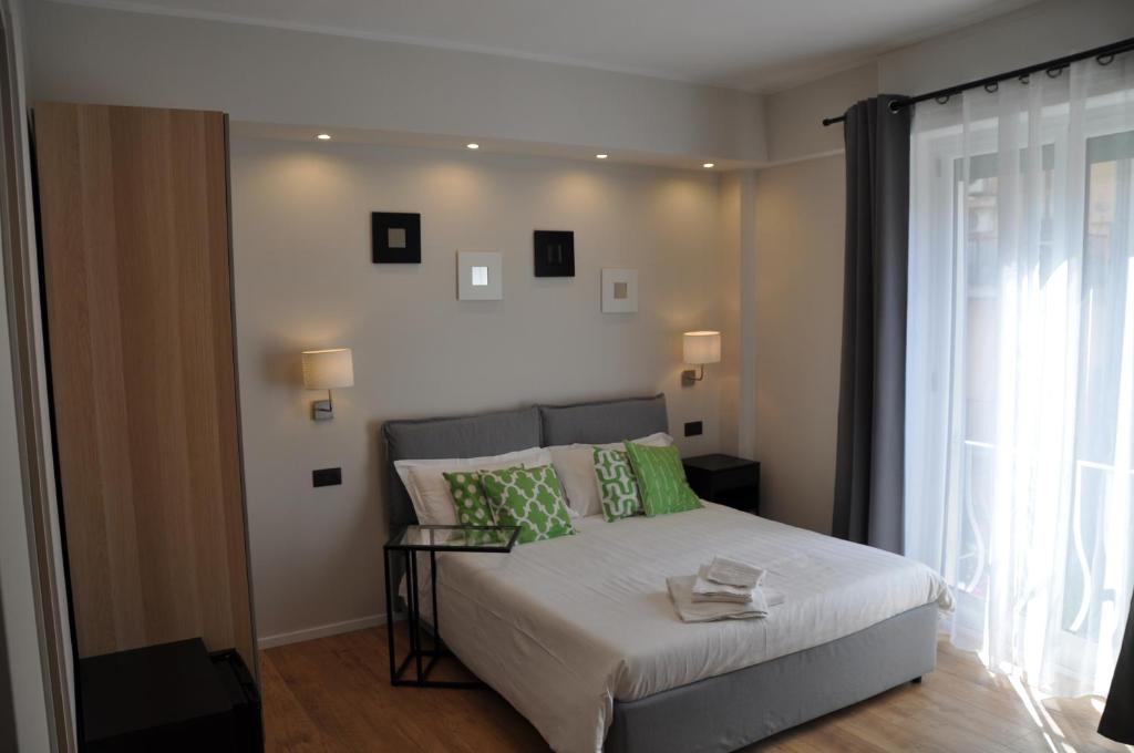 Rúm í herbergi á EVA LUXURY ROOMS CAGLIARI