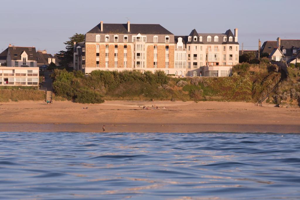 - un grand bâtiment sur la plage dans l'établissement Residence Reine Marine, à Saint-Malo