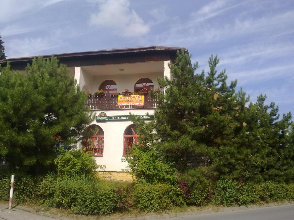 um edifício branco com uma varanda em cima em Studánka em Orlová