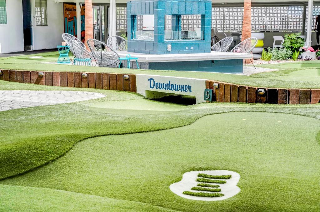 een putting green met een nummer op het gras bij Downtowner Boutique Hotel in Las Vegas