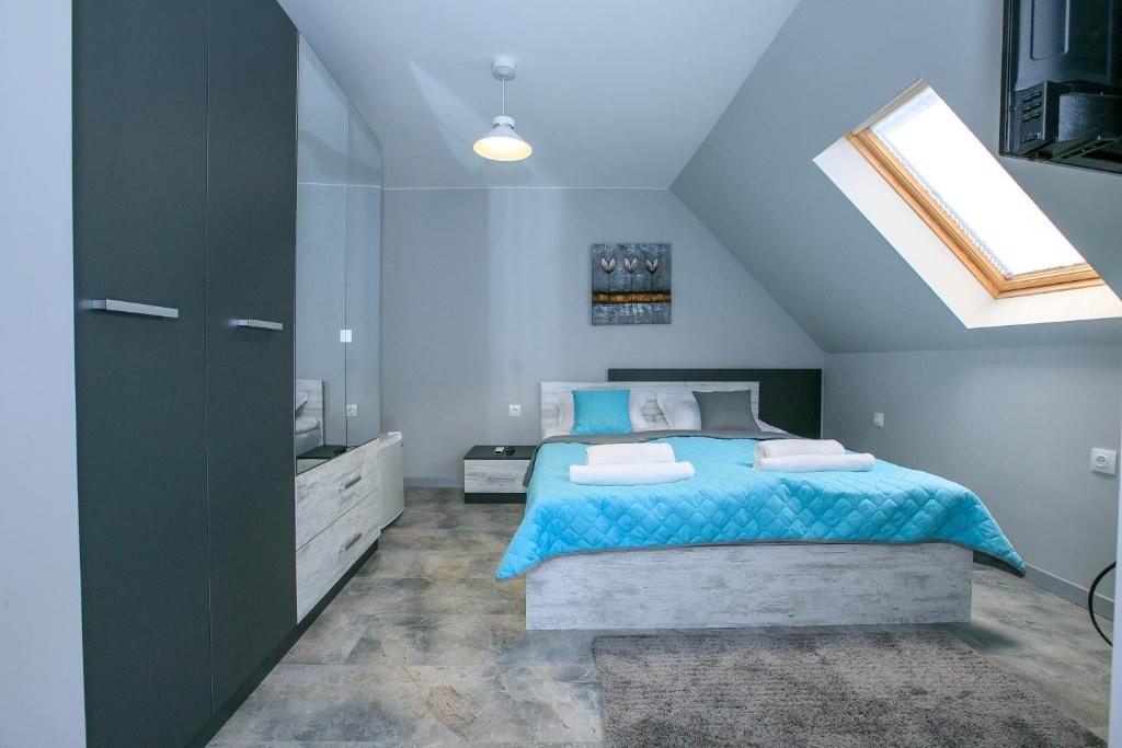 een slaapkamer met een bed en een dakraam bij Sunpark Studios in Sandanski