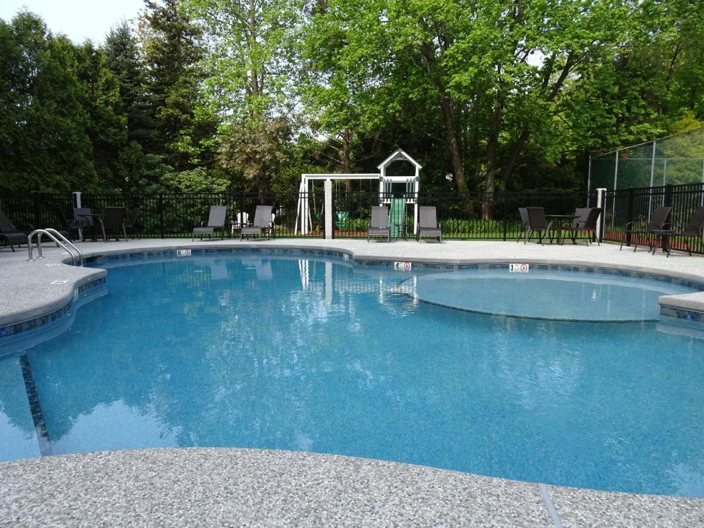 The swimming pool at or close to Pink Blossoms Resort