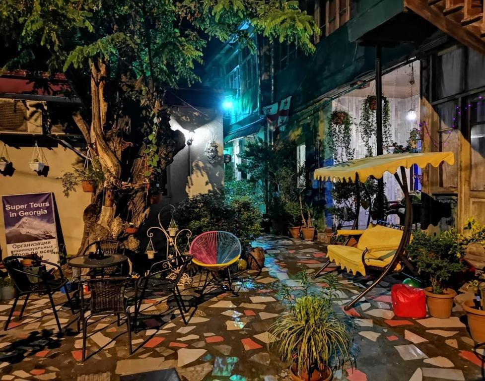 un patio con sedie e piante di notte di Hotel Maria a Tbilisi City