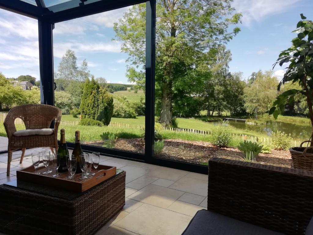 una casa de cristal con vistas al jardín en Au bord de l'Eau, en Bastogne