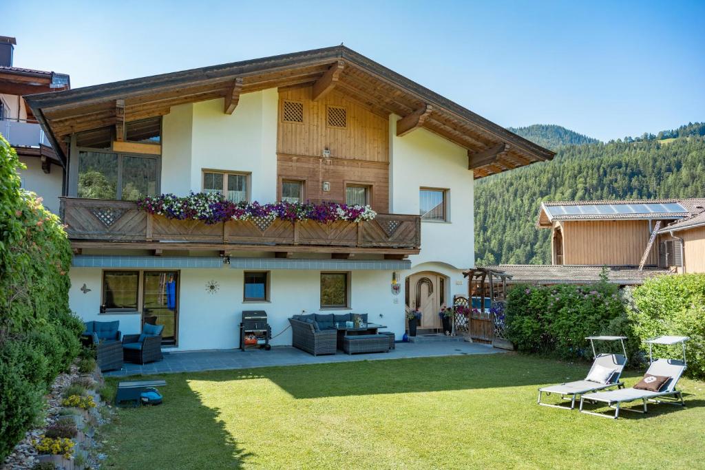 a house with a balcony with flowers on it at Appartement Unterbering in Söll