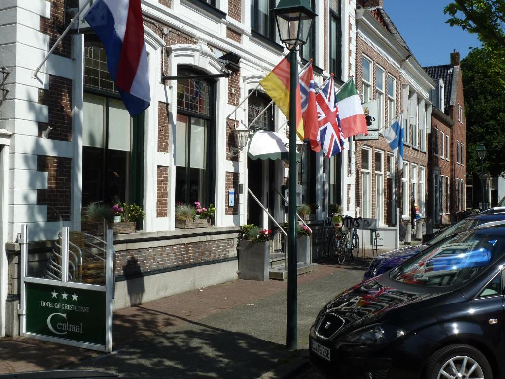 eine Straße mit Flaggen vor einem Gebäude in der Unterkunft Hotel Centraal in Harlingen