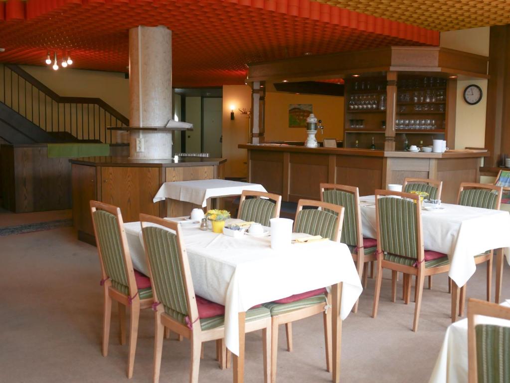 ein Restaurant mit 2 Tischen, Stühlen und einem Herd in der Unterkunft Hotel Oronto in Koblenz