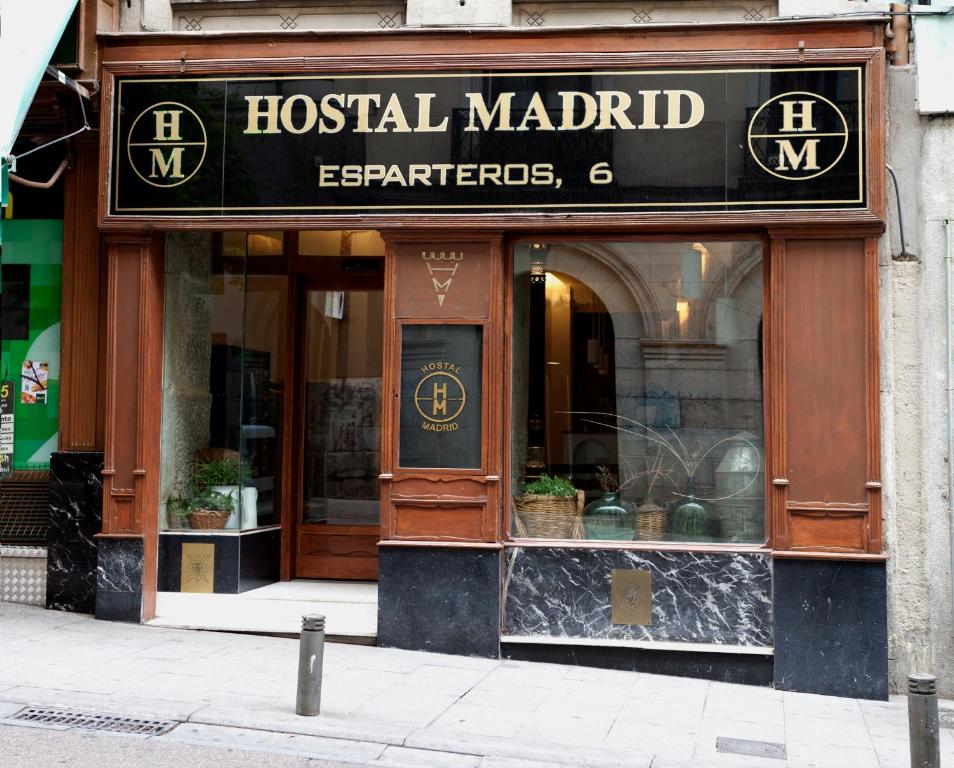 Sertifikat, penghargaan, tanda, atau dokumen yang dipajang di Hostal Madrid