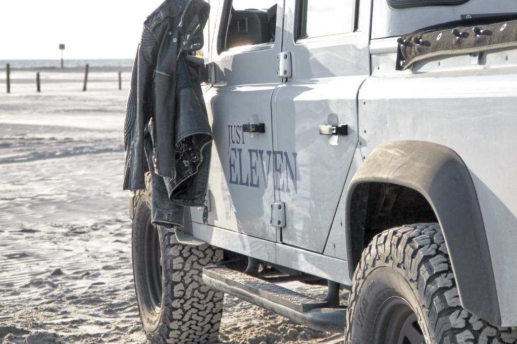 Un primo piano di un camion militare parcheggiato nella neve. di Just Eleven a Sankt Peter-Ording