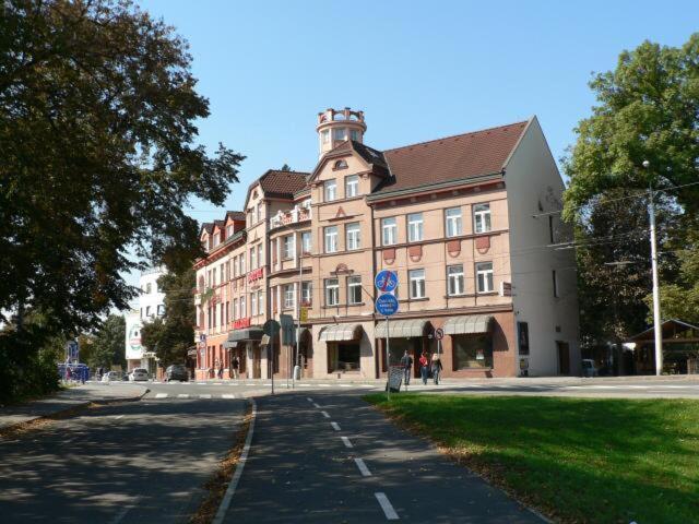 duży budynek na ulicy w mieście w obiekcie Hotel Saloon w Zlinie