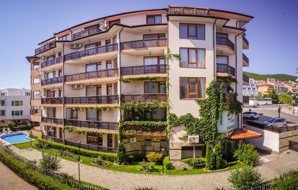 apartamentowiec z rosnącymi roślinami w obiekcie Mars Apartments in Complex Shipka w Swetim Własie