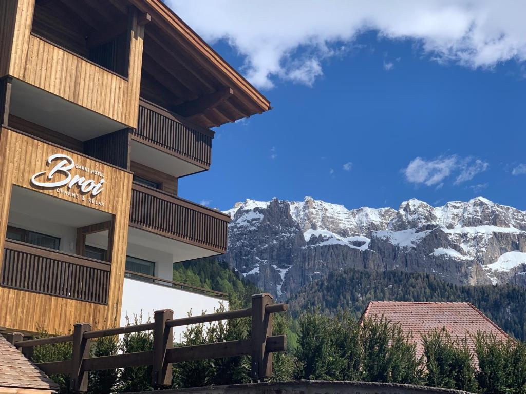 Cet hôtel offre une vue sur les montagnes. dans l'établissement Hotel Garni Broi - Charme & Relax, à Selva di Val Gardena