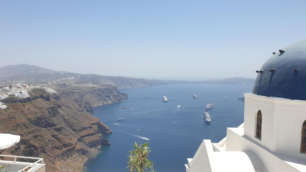 vista di una cassa d'acqua con dentro imbarcazioni di Imer Villas a Imerovigli