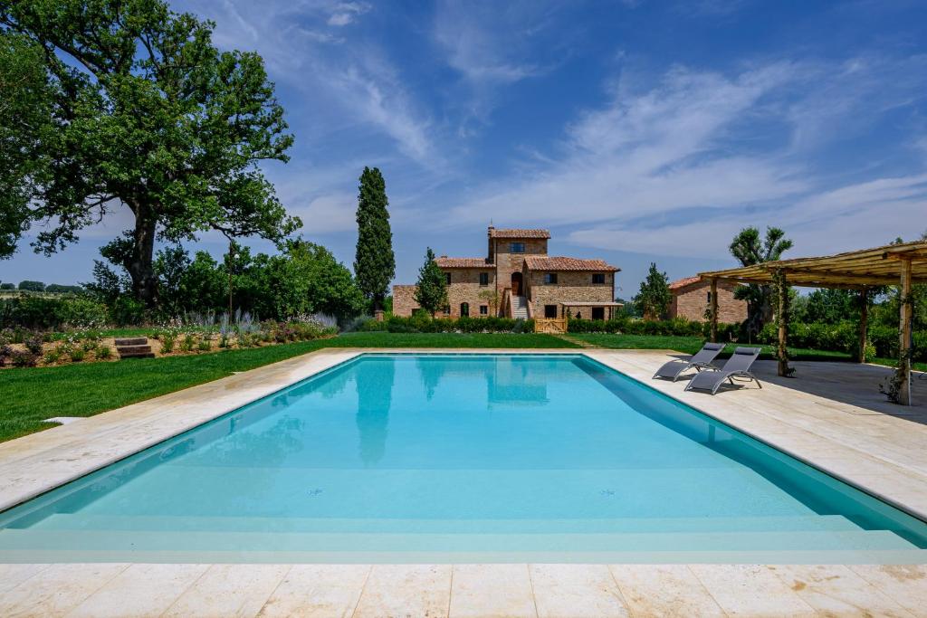 einen Pool im Hinterhof eines Hauses in der Unterkunft Agriturismo Merigge Wellness & Spa Montepulciano in Montepulciano