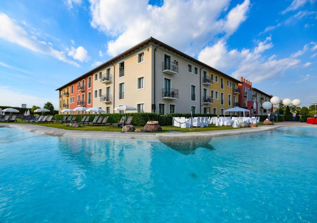 Baseinas apgyvendinimo įstaigoje TH Lazise - Hotel Parchi Del Garda arba netoliese