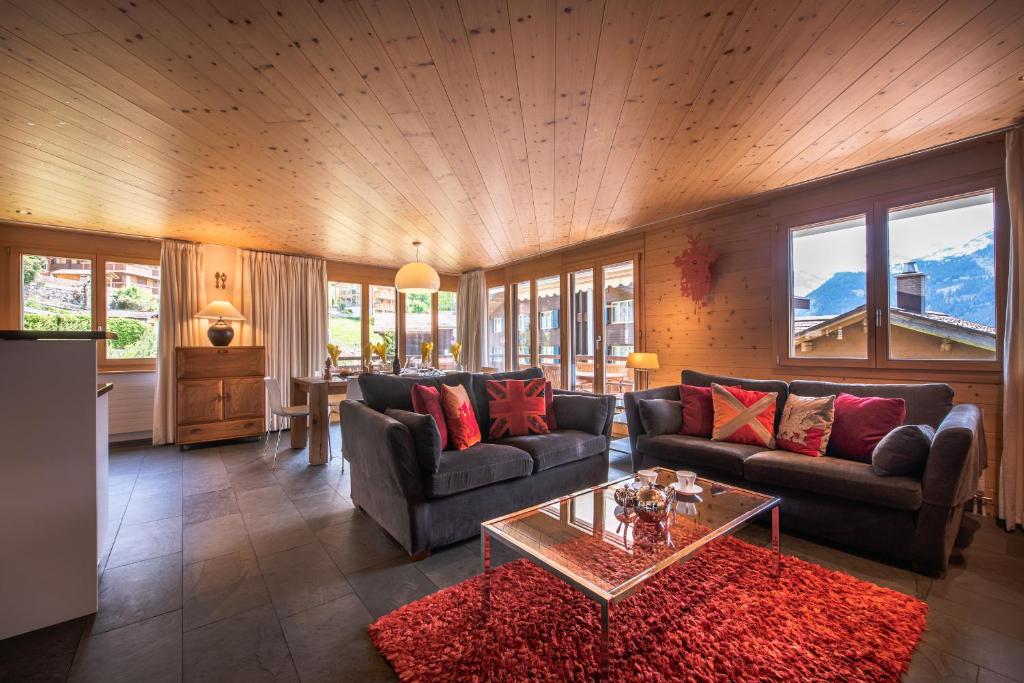 een woonkamer met een bank en een tafel bij Chalet Bella Vista 4 in Wengen