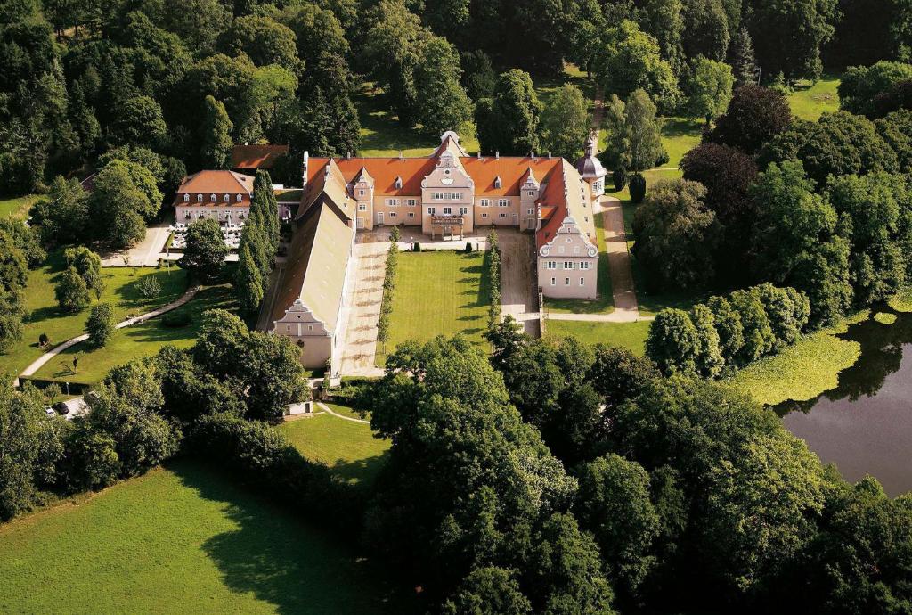 z góry widok na duży zamek z drzewami w obiekcie Hotel Jagdschloss Kranichstein w mieście Darmstadt