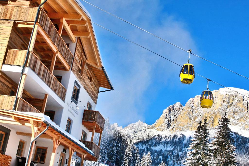 un par de remontes frente a una montaña en B&B La Tranquillitè, en Corvara in Badia