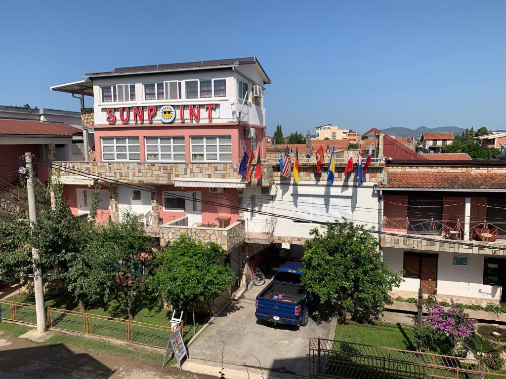 ein Gebäude mit einem Sonnenfernsehschild darüber in der Unterkunft Apartments Sunpoint in Ulcinj