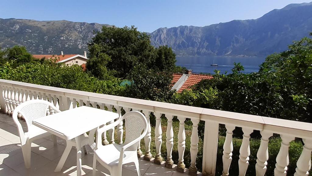 un tavolo bianco e sedie su un balcone con vista di Apartman Tešović a Kotor (Cattaro)