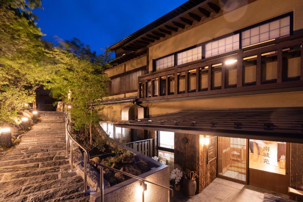 南小国町Ryokan Nanjoen的享有大楼的外部景色,晚上有灯光