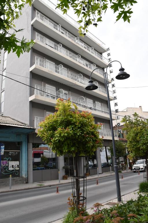 ein Straßenlicht vor einem Gebäude in der Unterkunft Hotel Achillion in Larisa