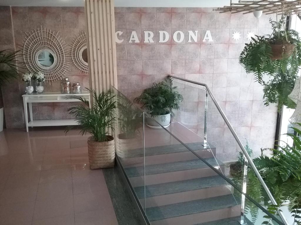 un hall avec des escaliers et un panneau indiquant la caroline dans l'établissement Hostal Residencia Cardona, à Arrecife