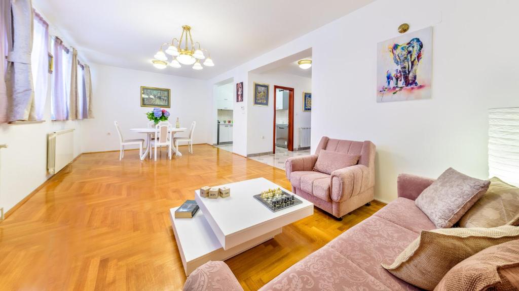 אזור ישיבה ב-Central Apartment Smiley - FREE PARKING