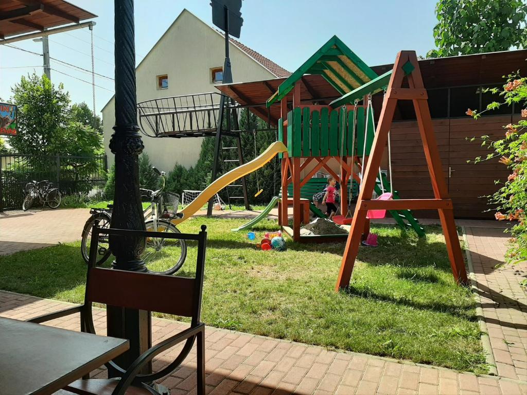 un parque con parque infantil con tobogán en Gyulai Meseház Apartman, en Gyula