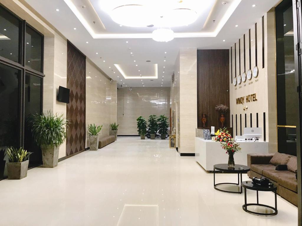 洞海Windy Hotel Quang Binh的一个带沙发和植物的办公室大堂